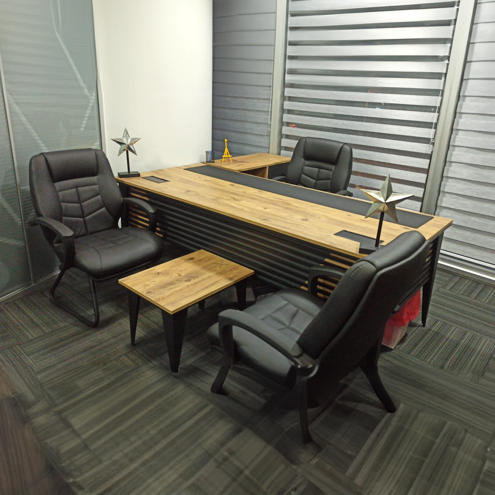 ofis koltukları ve patron koltuğu, masası